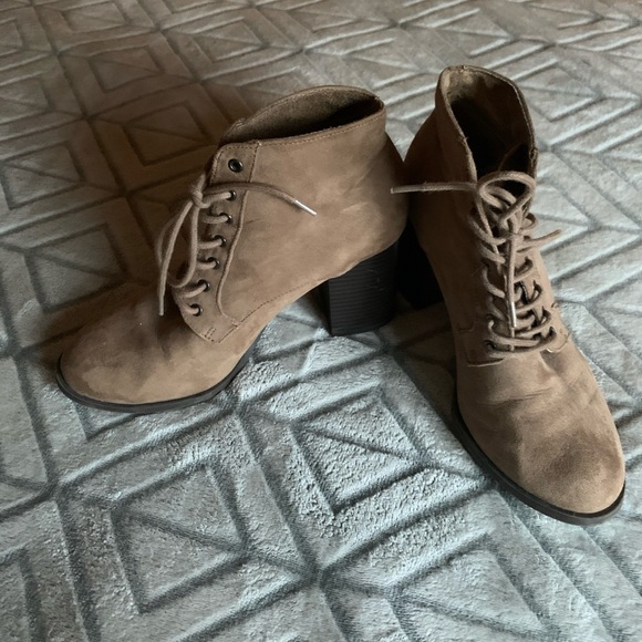 Lace up heeled booties - Picture 3 of 3